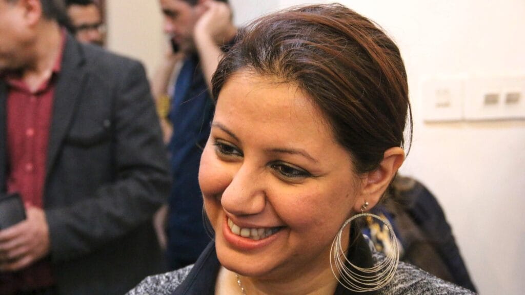 التشكيلية علياء في معرض عقيل خريف