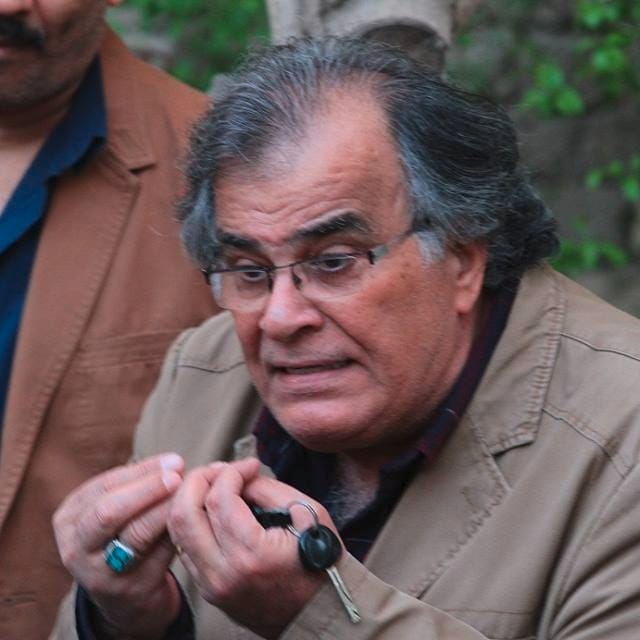 الفنان جواد الشكرجي أثناء حضوره أحد المعارض