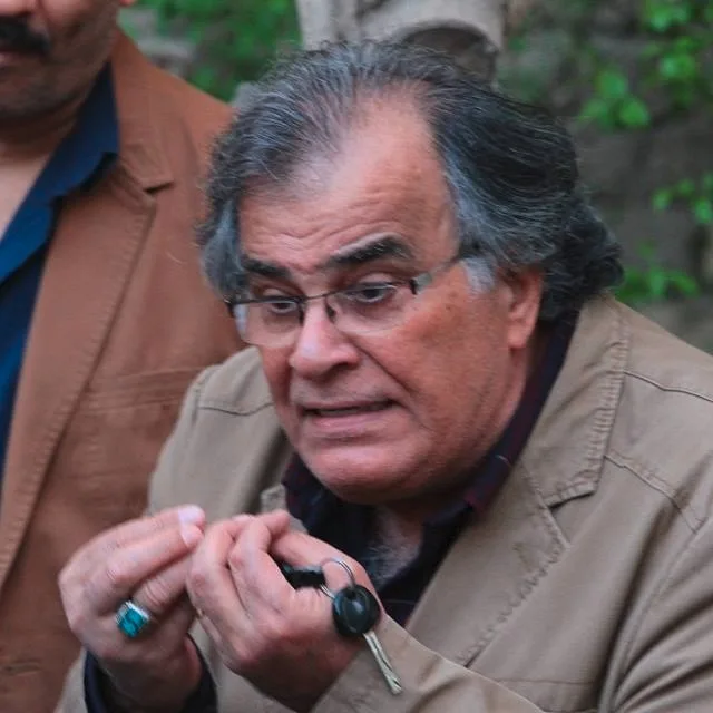 الفنان جواد الشكرجي أثناء حضوره أحد المعارض