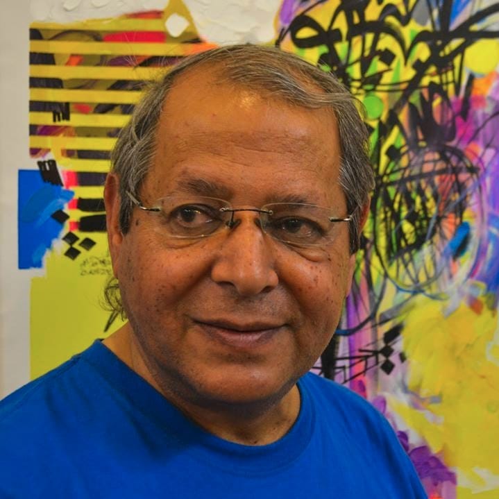 الفنان ضياء الخزاعي أثناء إقامة معرضه