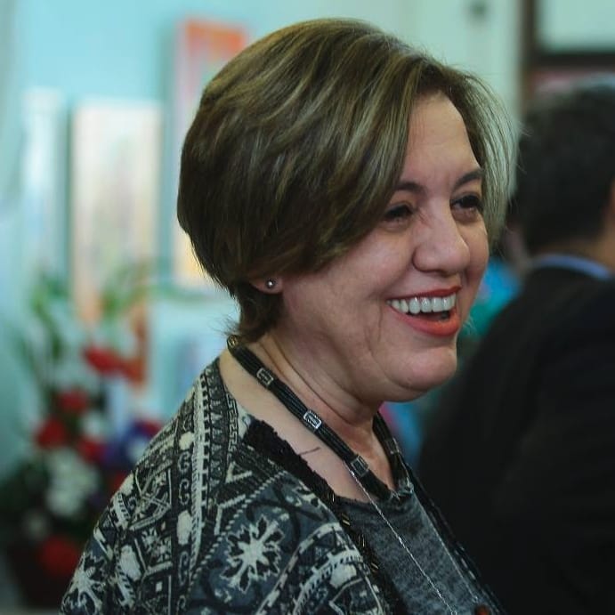 النائب ميسون الدملوجي أثناء إقامة معرض فني