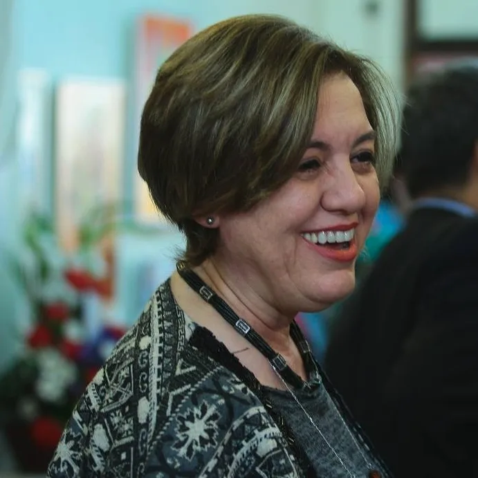 النائب ميسون الدملوجي أثناء إقامة معرض فني