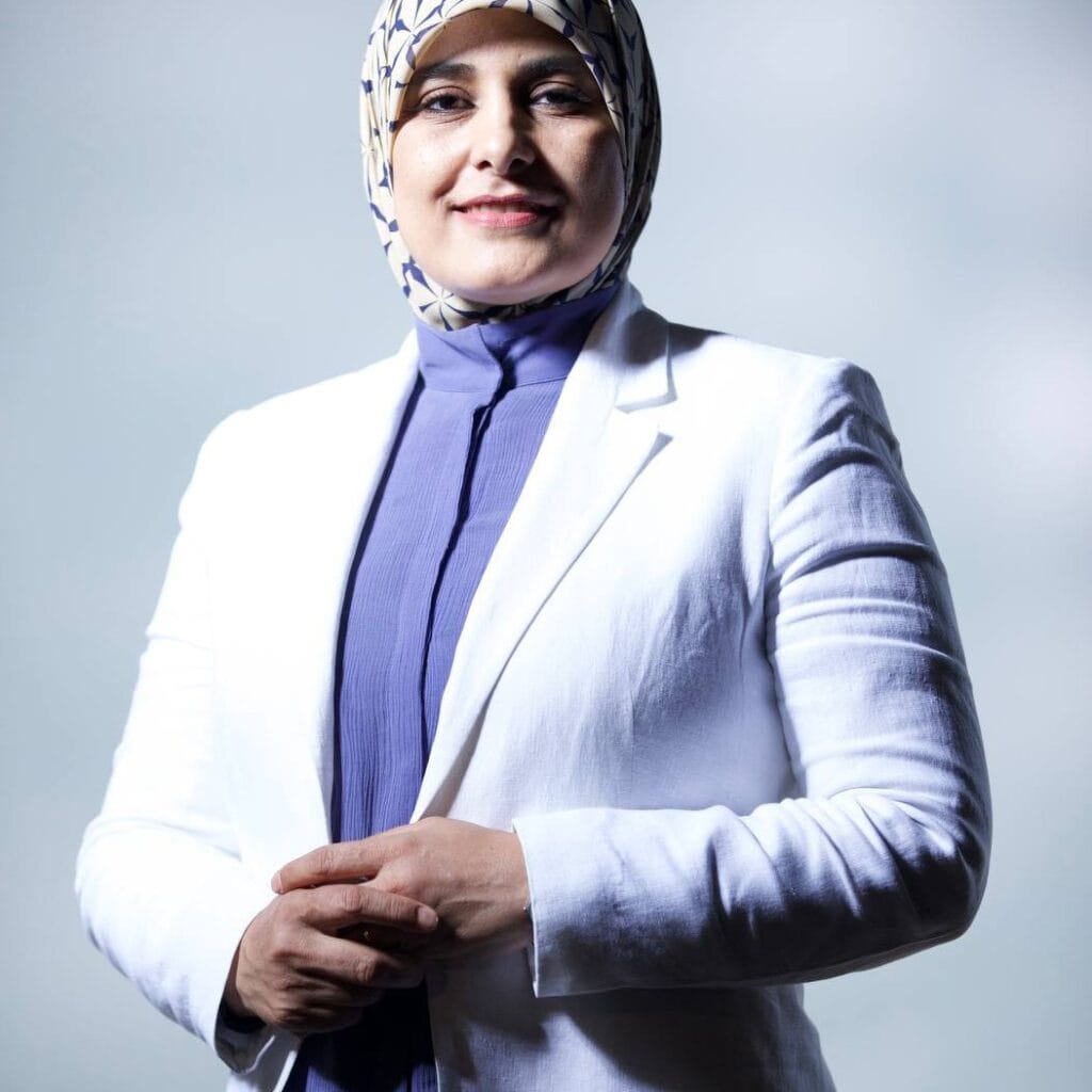 الإعلامية أمل صقر